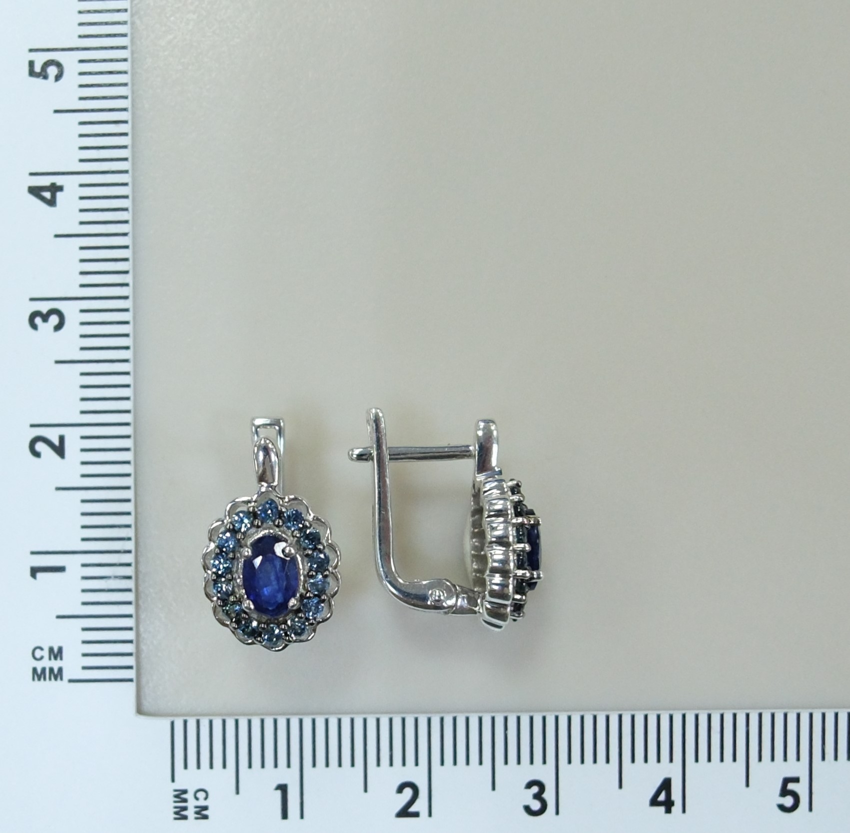 Серебряные серьги с сапфирами